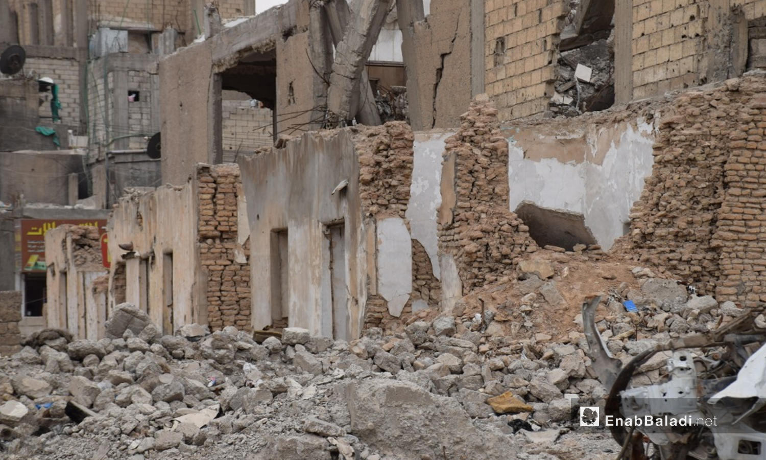 Rubble of old mud-brick houses in al-Raqqa destroyed by the hostilities between the Islamic State (IS), the Syrian Democratic Forces (SDF), and the Global Coalition Against IS - May 2021 (Enab Baladi / Hussam al-Omar)