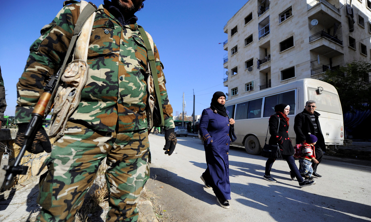 Civilians walking the streets to check on the safety of their houses under the presence of Syrian regime forces in Ibrahim Hanano neighborhood in Aleppo - 4 December 2016 (Omar Sanadiki / Reuters)