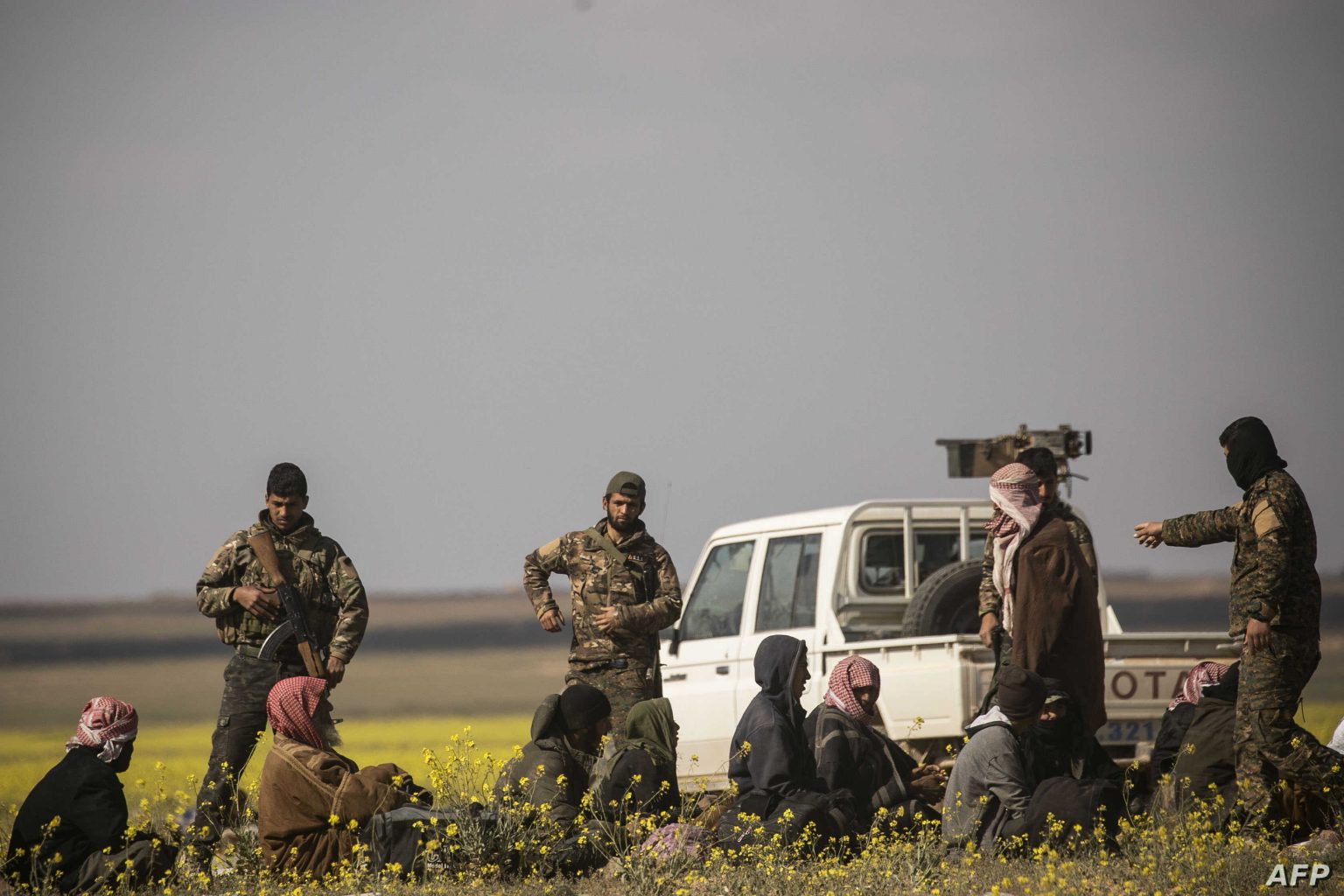 SDF fighters detaining IS militants in the al-Baghouz region — 14 March 2019 (AFP)