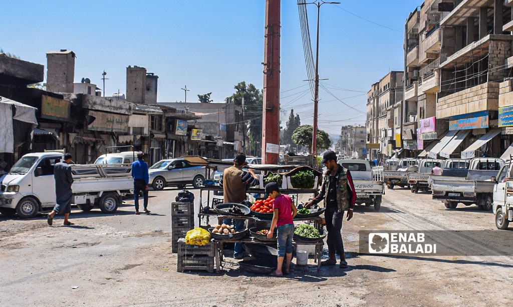 A vegetable seller in the middle of al-Mansour Street in the city of Raqqa-23 August 2021(Enab Baladi/Hussam al-Omar)