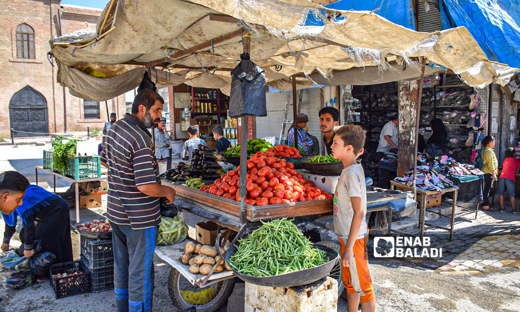 A vegetable stand near Raqqa Museum-23 August 2021 (Enab Baladi / Hussam al-Omar)