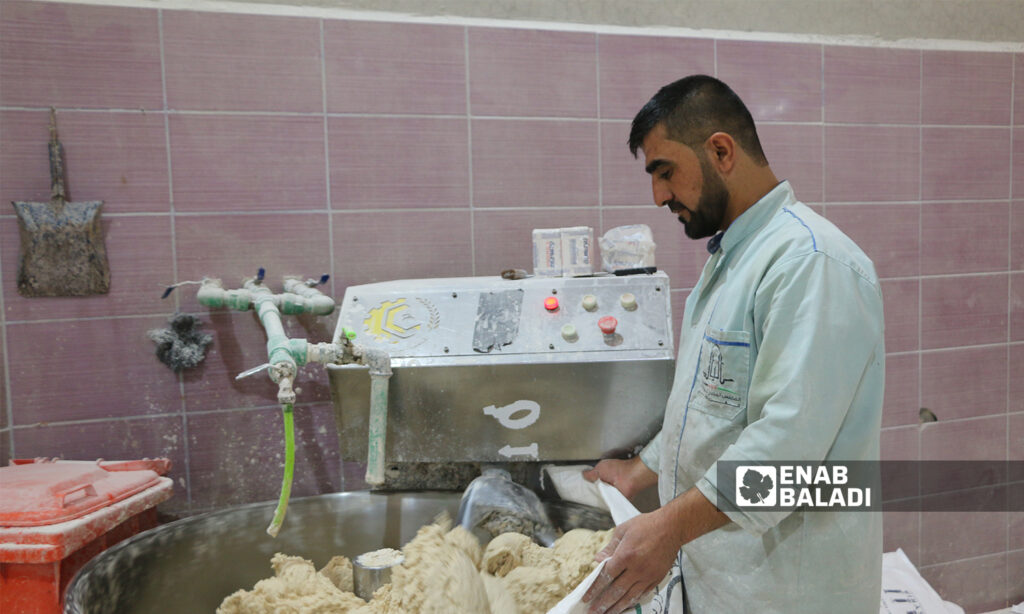 A worker preparing the dough in the al-Bab city’s automated bakery - 8 October 2021 (Enab Baladi - Siraj Mohammed)