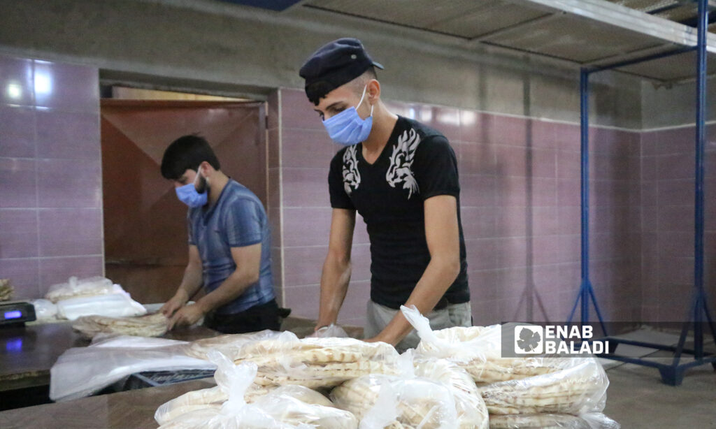Workers packing bread in nylon bags in the al-Bab city’s automated bakery - 8 October 2021 (Enab Baladi - Siraj Mohammed)