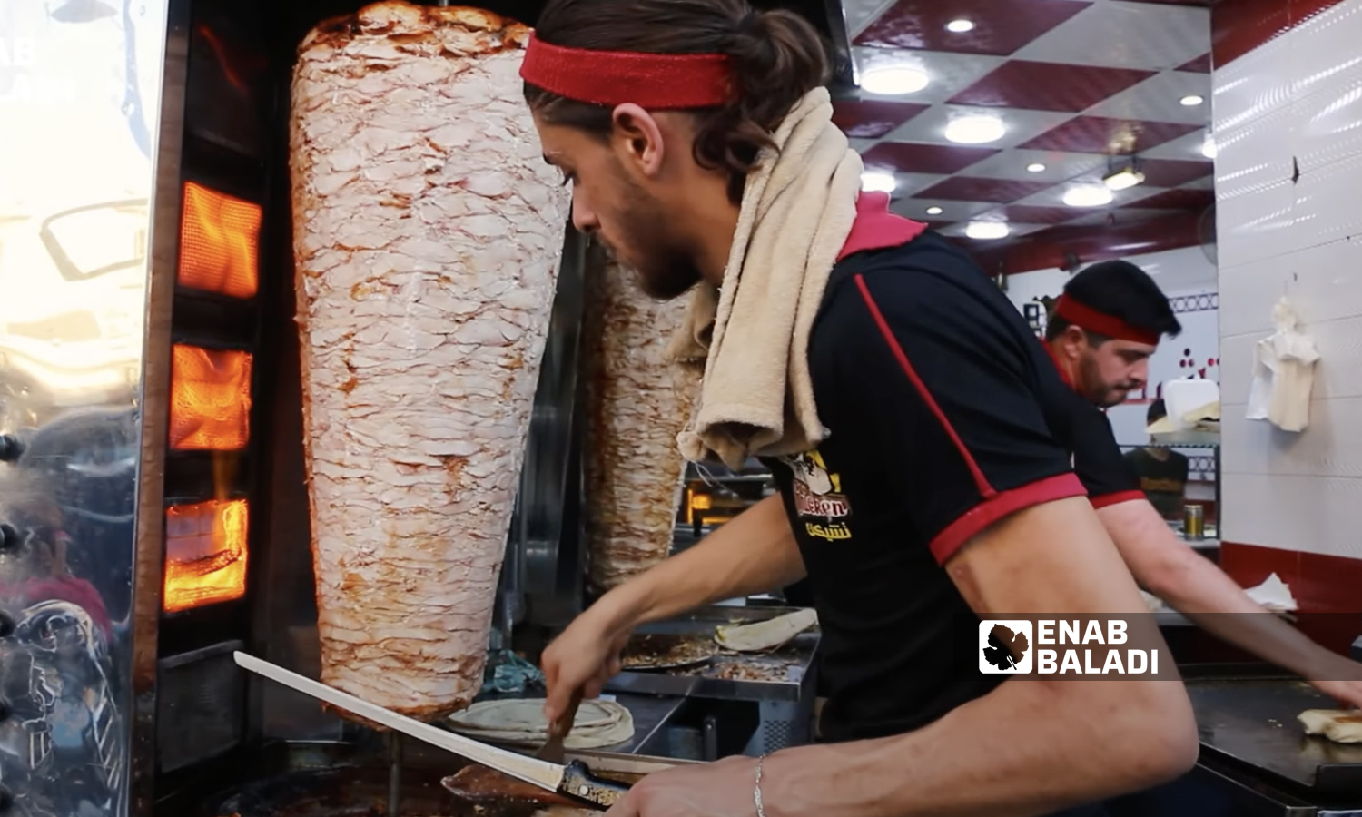 A shawarma stand worker in one of Idlib city’s restaurants - May 2021 (Enab Baladi)