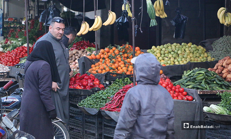 A vegetable and fruit vendor in Idlib’s street market - 7 April (Enab Baladi)