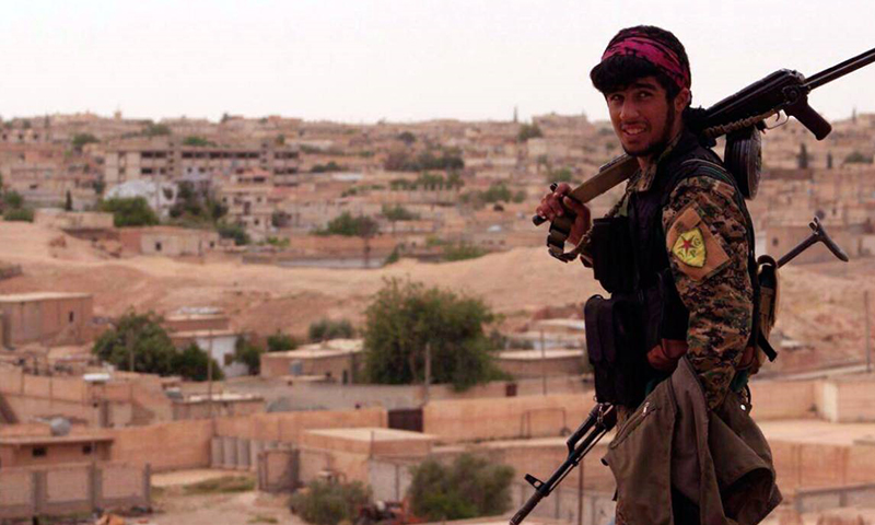 A Kurdish fighter in the city of Qamishli (Sputnik)