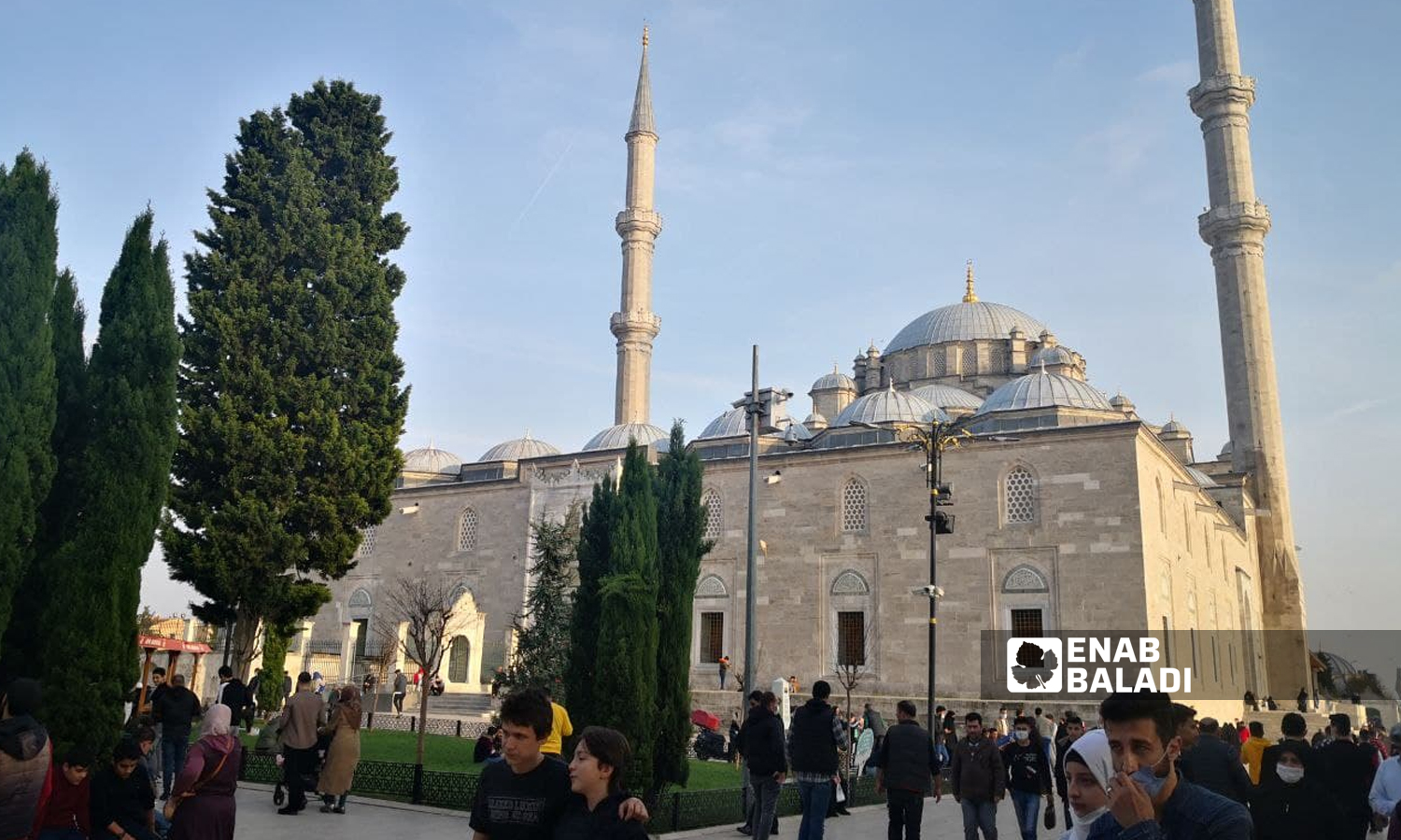 Syrians at the Fatih Mosque in Istanbul (Enab Baladi / Omran Okasha)