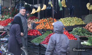 A greengrocer in Idlib city market- 7 April 2021 (Enab Baladi)