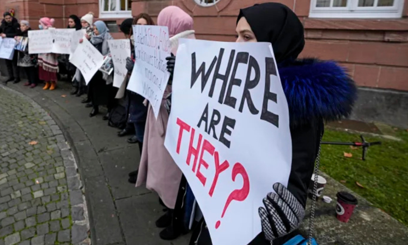 Syrian activists and family members of torture victims in the Syrian regime’s detention centers standing in front of the High Regional Court in Koblenz city, demanding to know the fate of detainees and forcibly disappeared - 13 January 2022 (AFP)