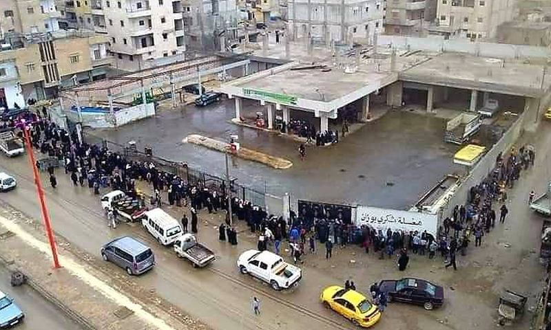 Residents queuing in front of the Shukri Buzan gas station in Raqqa city - 17 February 2021 (Raqqa Our Family Facebook page)