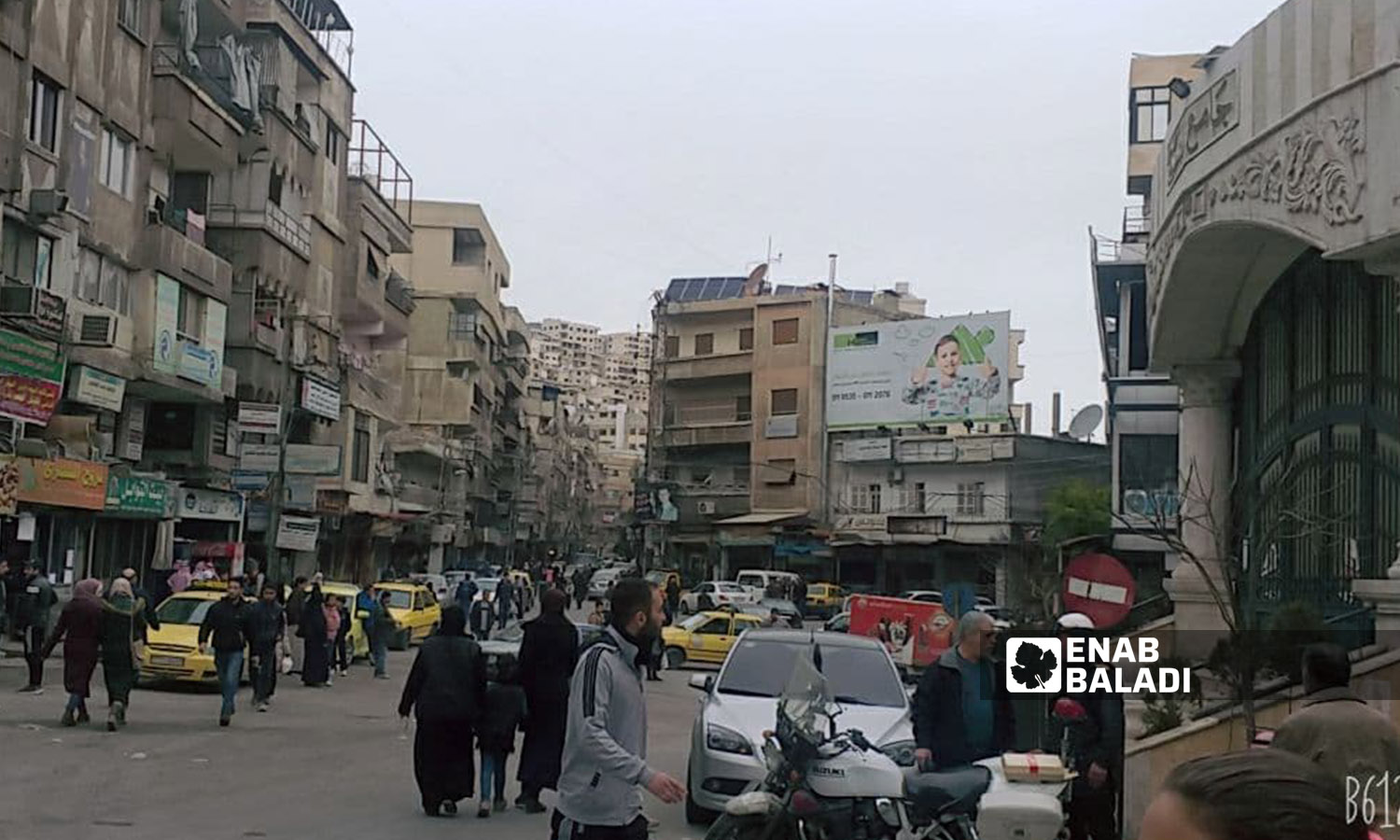 A street market in Qudsaya District near al-Rahman Mosque - 20 February 2022 (Hassan Hassan / Enab Baladi)
