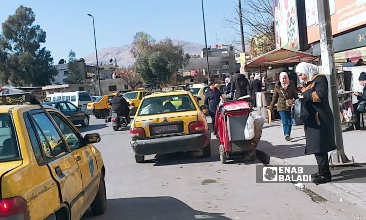 Overcrowding at Damascus streets during work hours - 20 February 2022 (Hassan Hassan / Enab Baladi)
