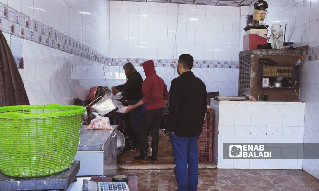 Chicken meat selling shop in the northeastern city of Qamishli - 15 February 2022 (Enab Baladi / Majd al-Salem)