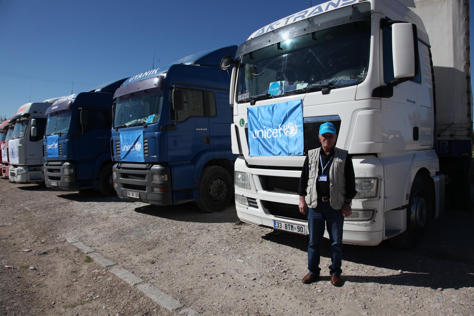 A convoy for the United Nations International Children's Emergency Fund (UNICEF) waiting to enter Turkey from Syrian borders - 2014 (UNICEF)