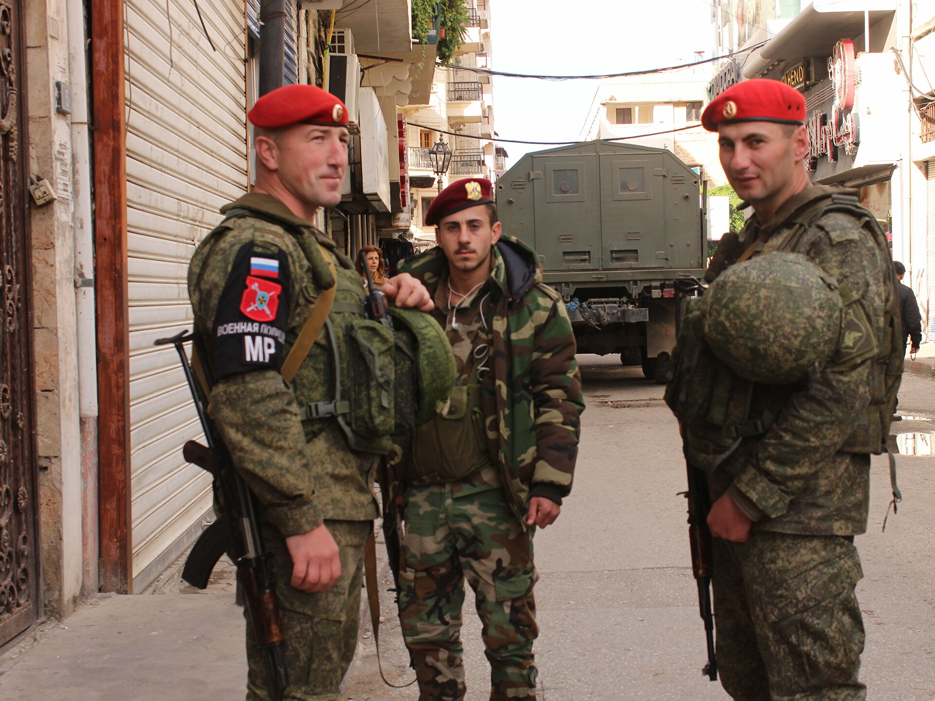 Two Russian military police with a soldier of the Syrian regime army in Damascus city - 2019 (Sputnik)