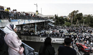 Hundreds of people await the release of their detained relatives under the President’s Bridge in Damascus - 4 May 2022 (AFP)
