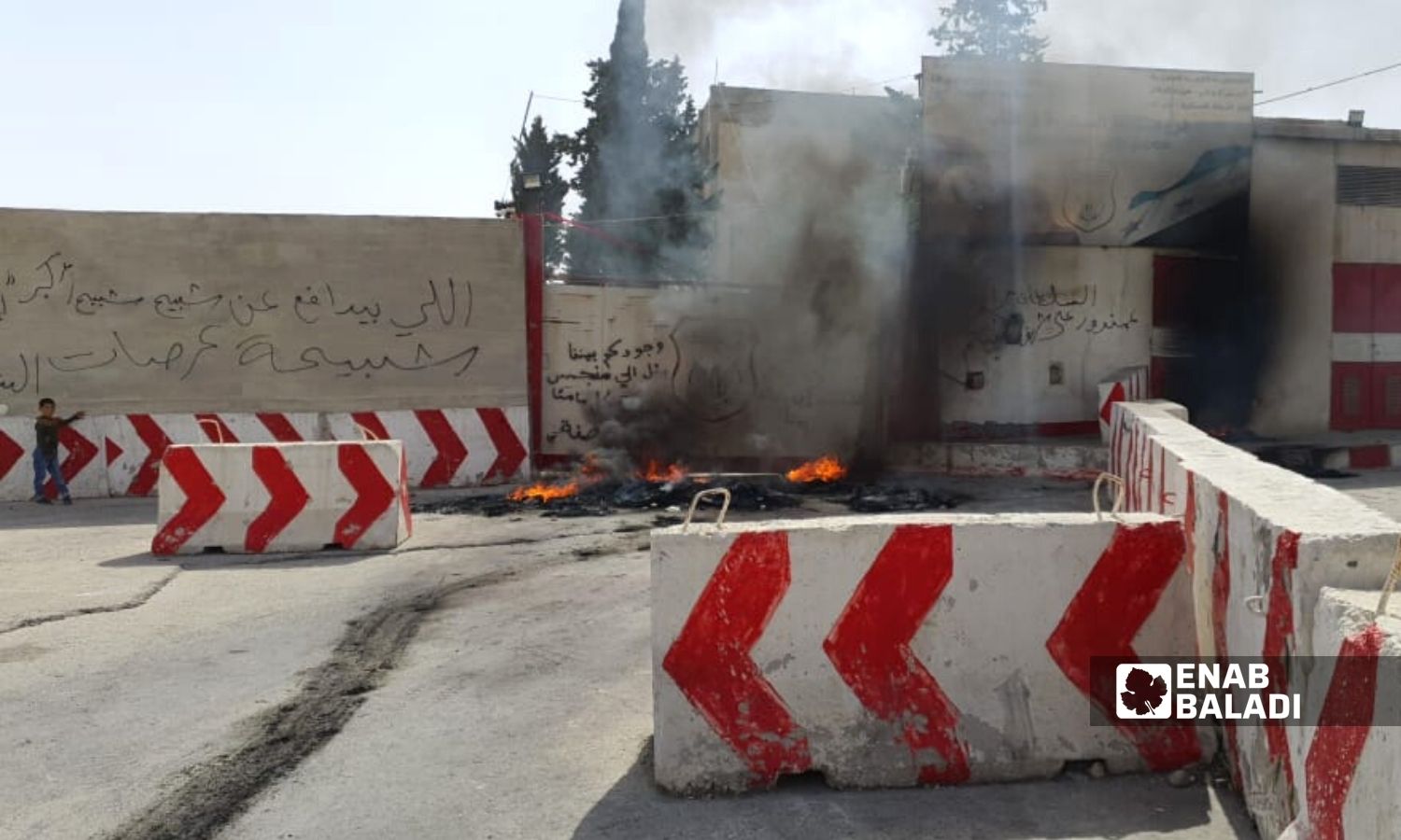 Closing the headquarters of the Military Police and setting tires on fire in front of it in the city of al-Bab in the eastern countryside of Aleppo, in response to the release of a former Syrian regime fighter who involved in war violations - 22 May 2022 (Enab Baladi/Siraj Mohammad)