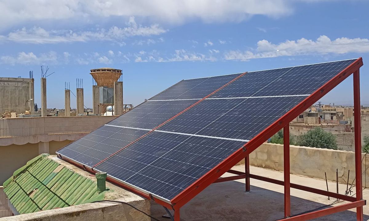 Solar panels installed on the roof of a building in Daraa governorate - 5 June 2022 (Solar energy group in Syria and its prices / Facebook)