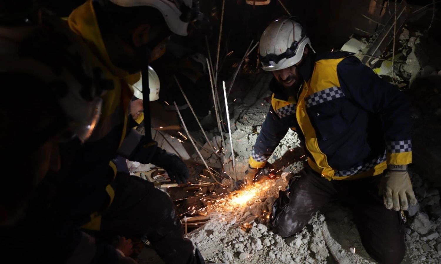 The Syria Civil Defense volunteers remove the rubble of a collapsed house and try to rescue family members in Idlib governorate - 9 February 2022 (Civil Defense/Facebook)