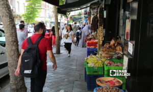 Pedestrians in a street market in the Turkish Istanbul city - 21 May 2022 (Enab Baladi)