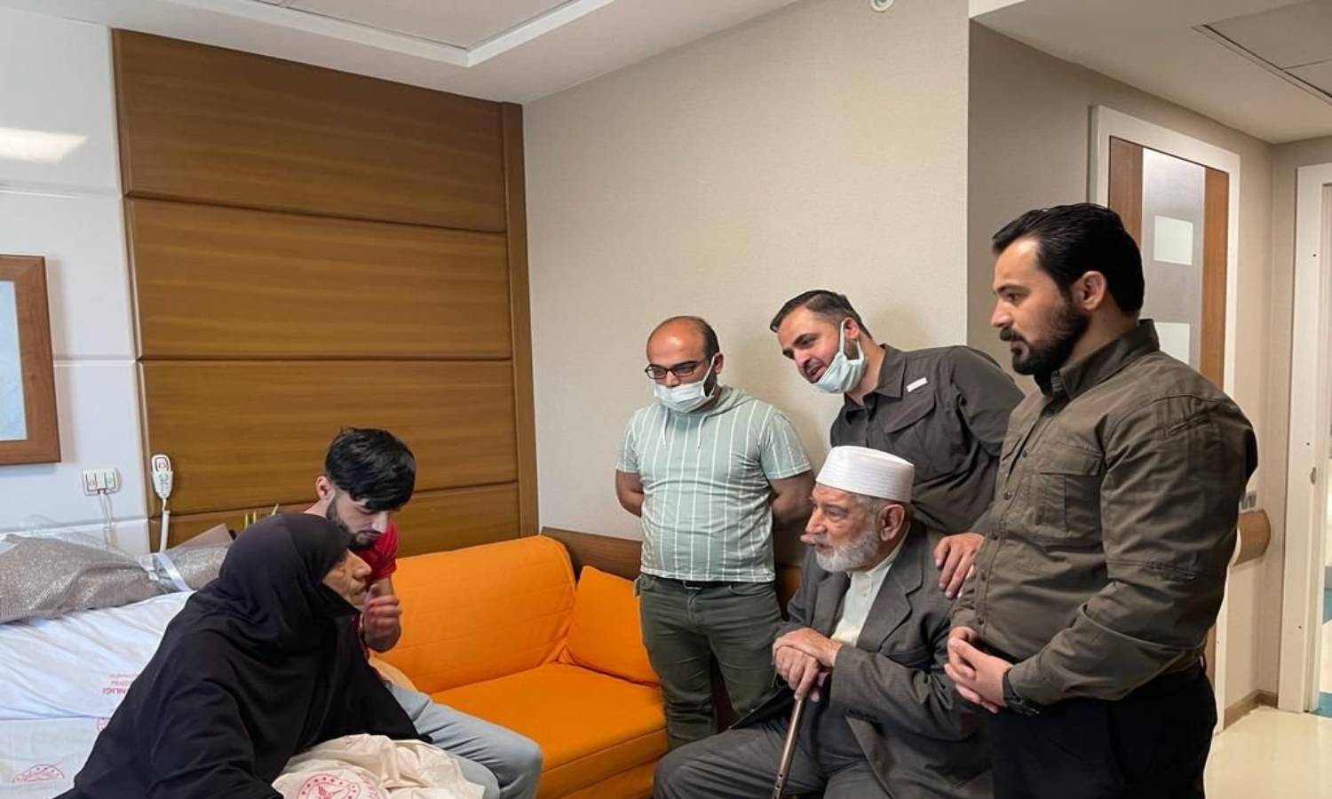  A number of Islamic Council members visiting a Syrian woman who was assaulted in Turkey (Islamic Council)