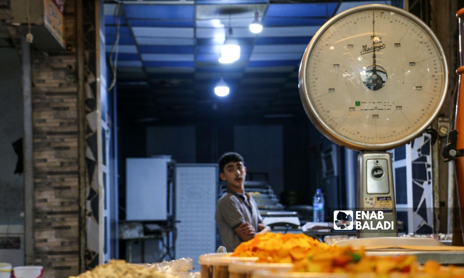 A nuts and salty crackers shop in the covered market of Azaz city in Aleppo’s northern countryside - 02 September 2022 (Enab Baladi/Dayan Junpaz)
