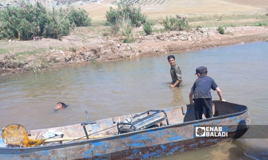 Children fishing in Idlib (Enab Baladi/ Huda al-Kulaib)