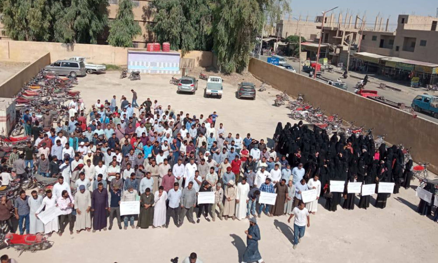 A protest stand in a school in the northern countryside of Deir Ezzor (Al-Shaitat official / Telegram)