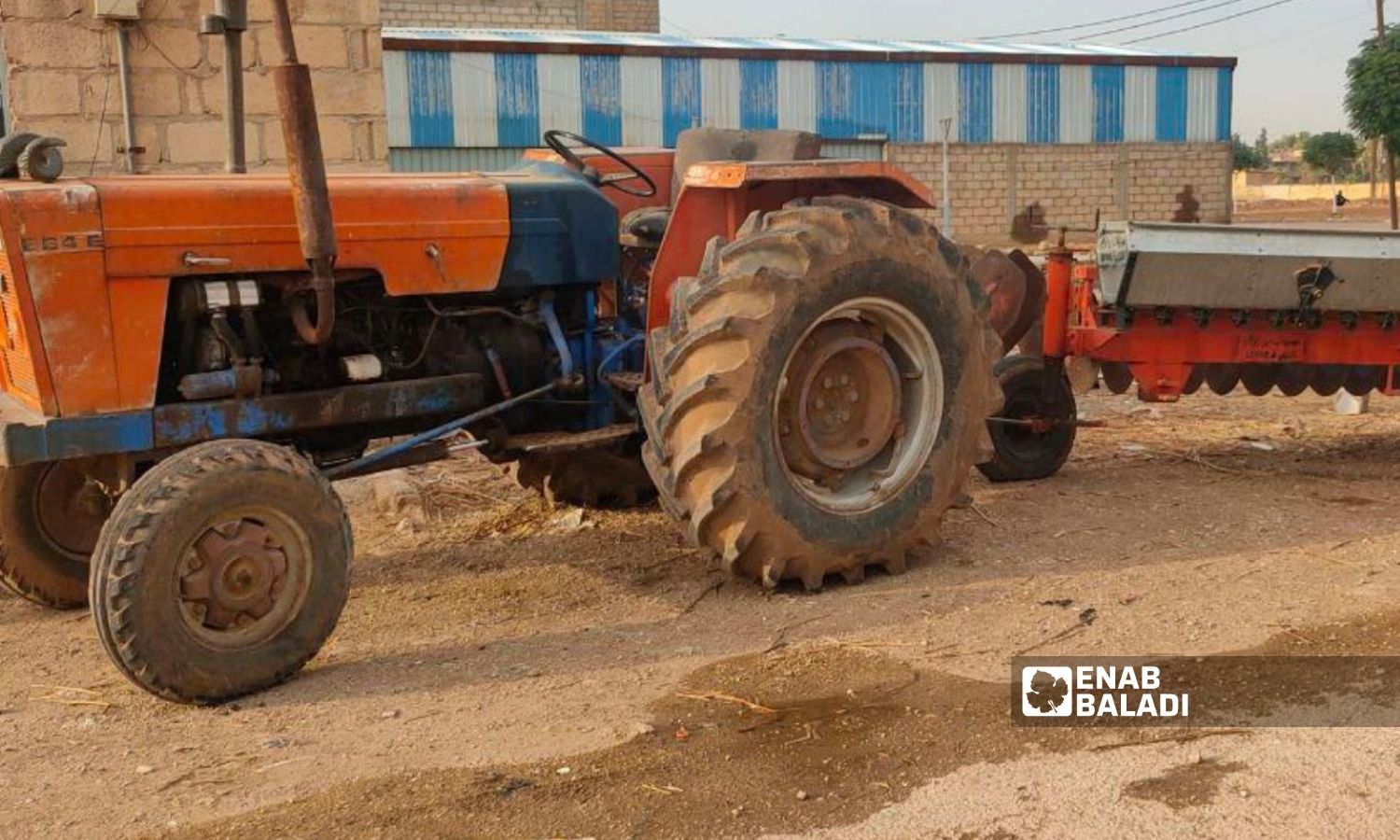 A tractor in the countryside of northeastern Qamishli city - 25 October 2022 (Enab Baladi/Majd al-Salem)