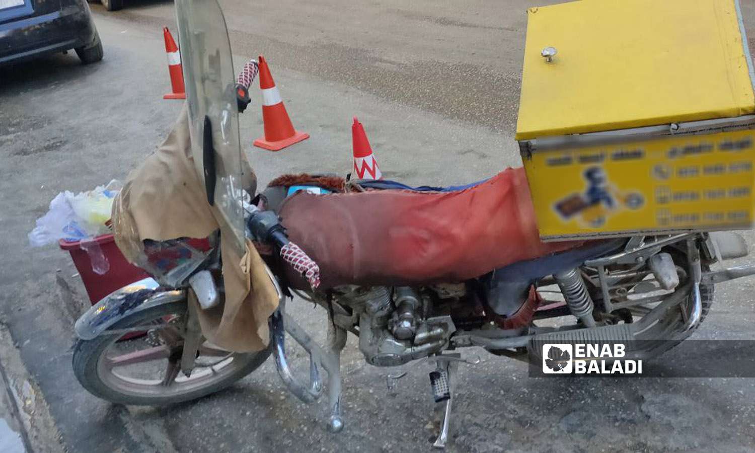 A motorcycle carrying a delivery box in the city of Qamishli - November 2022 (Enab Baladi / Majd al-Salem)