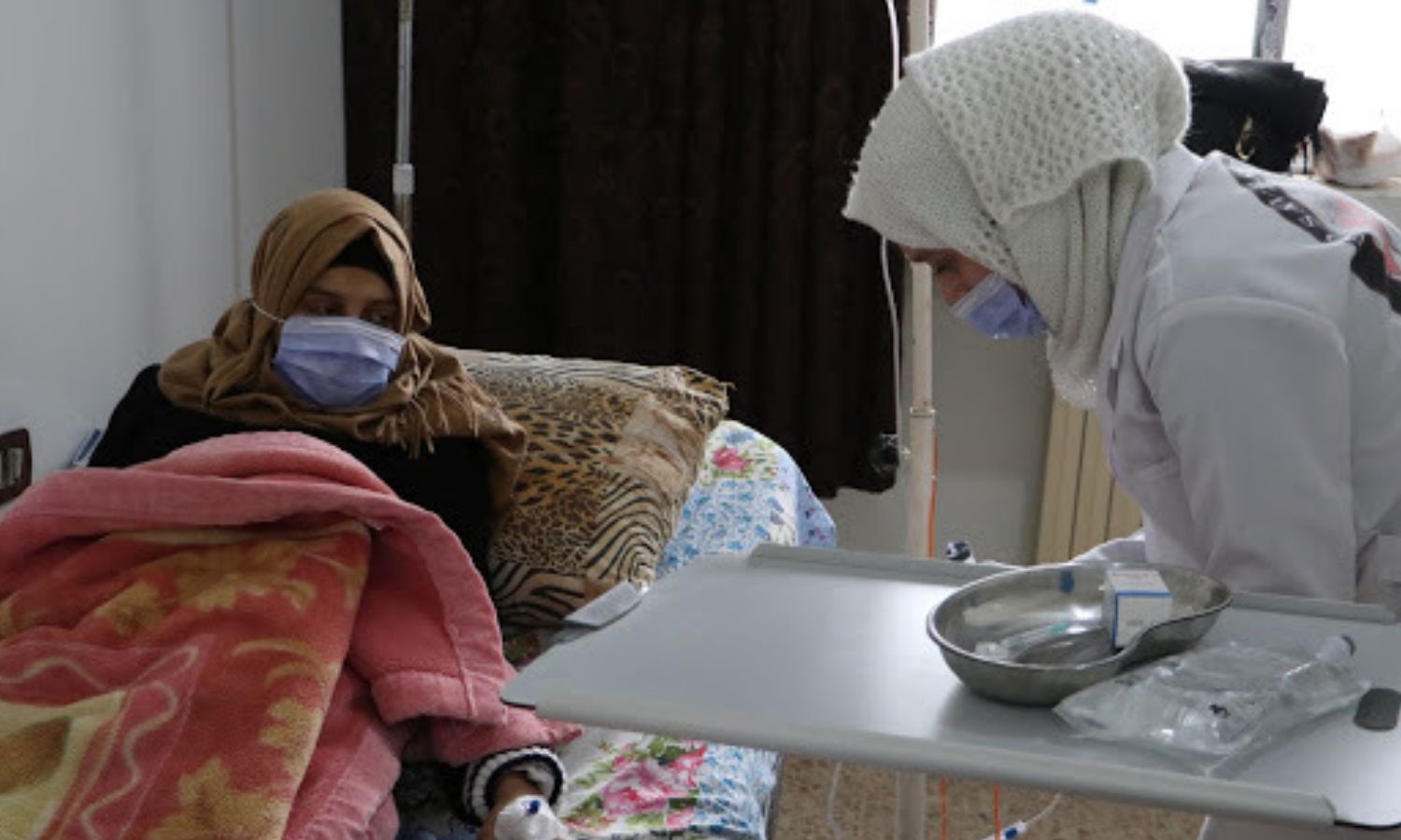 A nurse provides assistance to a cancer patient at the SAMS center in Idlib - 14 October 2022 (SAMS center)