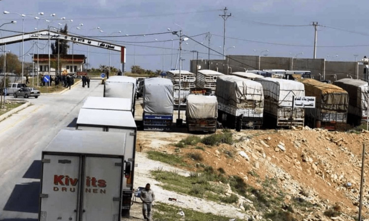 Refrigerator trucks stuck in front of the Nassib border crossing with Jordan (Al-Khabar TV). 