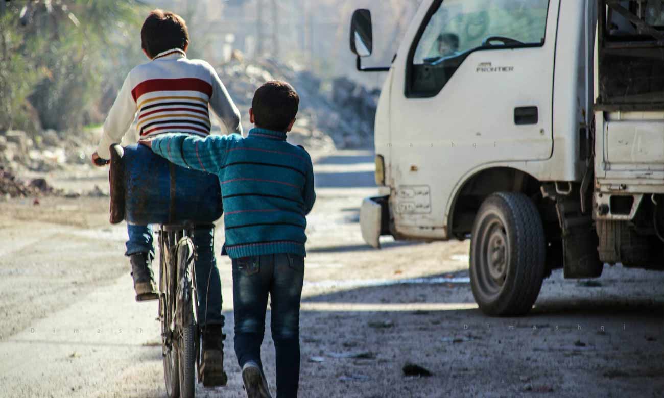 Two children carrying a gas cylinder on a bicycle in Eastern Ghouta - 2 April 2019 (Lens young Dimashqi / Facebook).