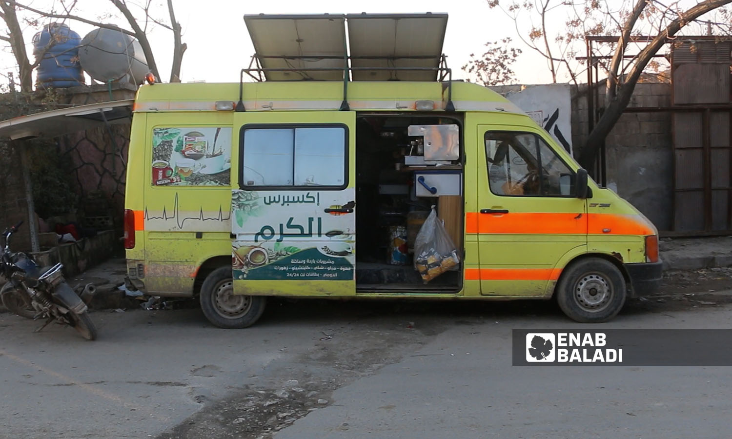 A car selling drinks and juices in Idlib - January 27, 2023 (Enab Baladi/Anas al-Khouli)