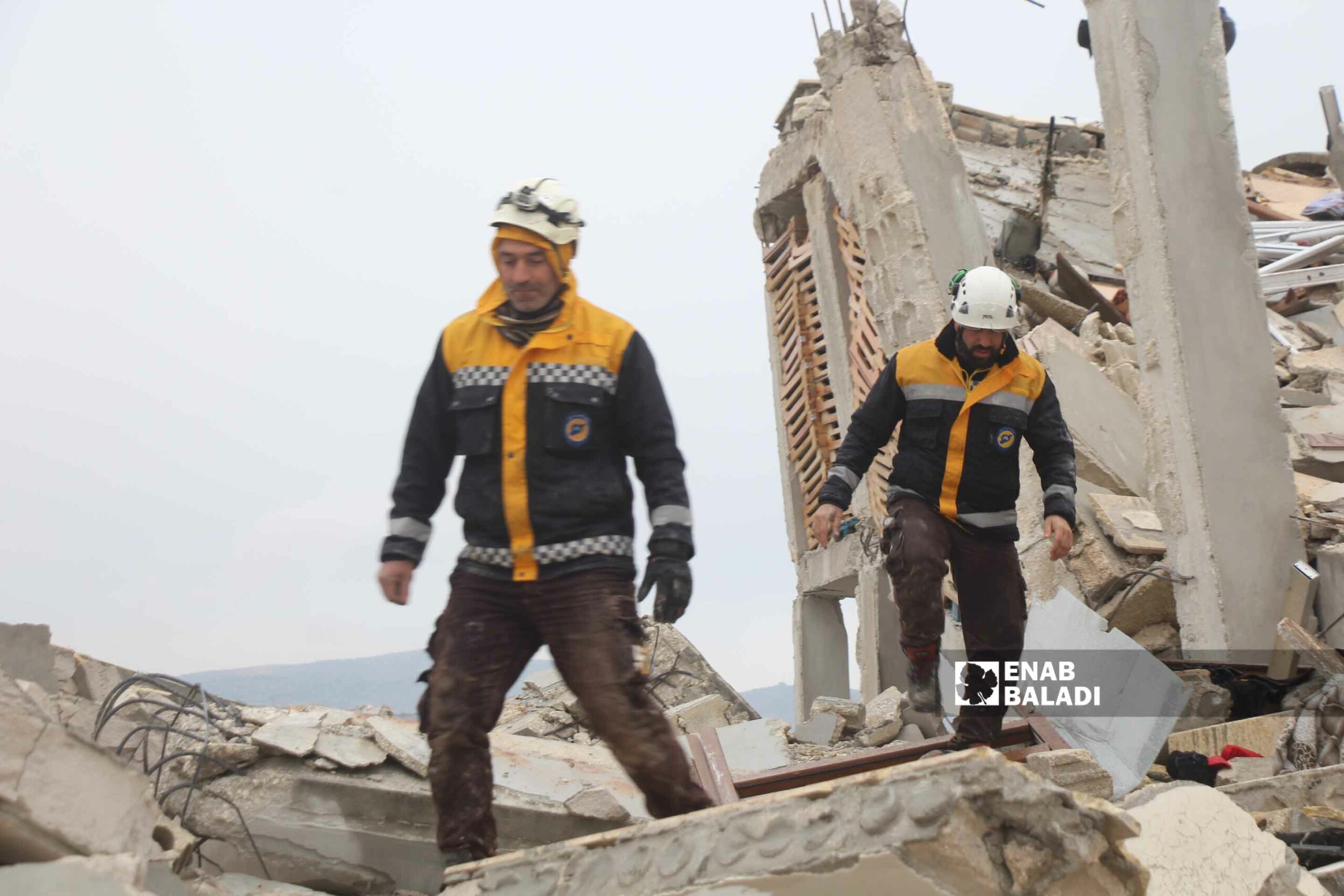 The Syrian Civil Defense (SCD) volunteers trying to rescue and extract victims from under the rubble in Sarmada, following an earthquake that struck northwestern Syria - February 6, 2023 (Enab Baladi/Iyad Abdul Jawad)