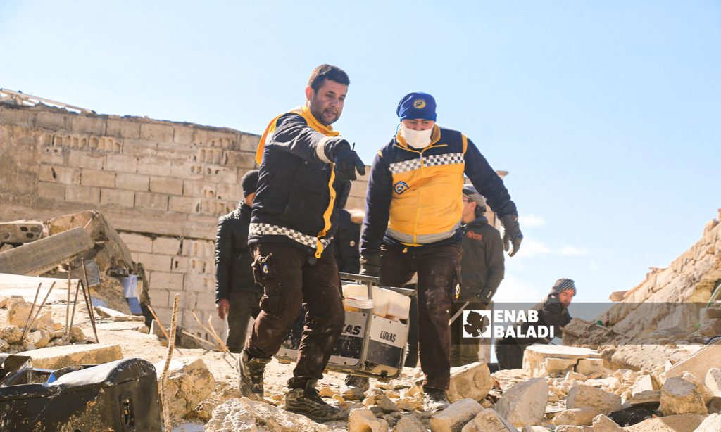 Volunteers from the Syria Civil Defense (SCD) teams try to rescue and recover victims from under the rubble in Armanaz town following the earthquake that hit the northwestern Syrian region - February 7, 2023 (Enab Baladi/Iyad Abdul Jawad)