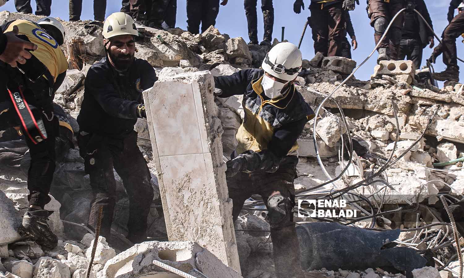 Volunteers from the Syria Civil Defense (SCD) teams try to rescue and recover victims from under the rubble in Armanaz town following the earthquake that hit the northwestern Syrian region - February 7, 2023 (Enab Baladi/Iyad Abdul Jawad)
