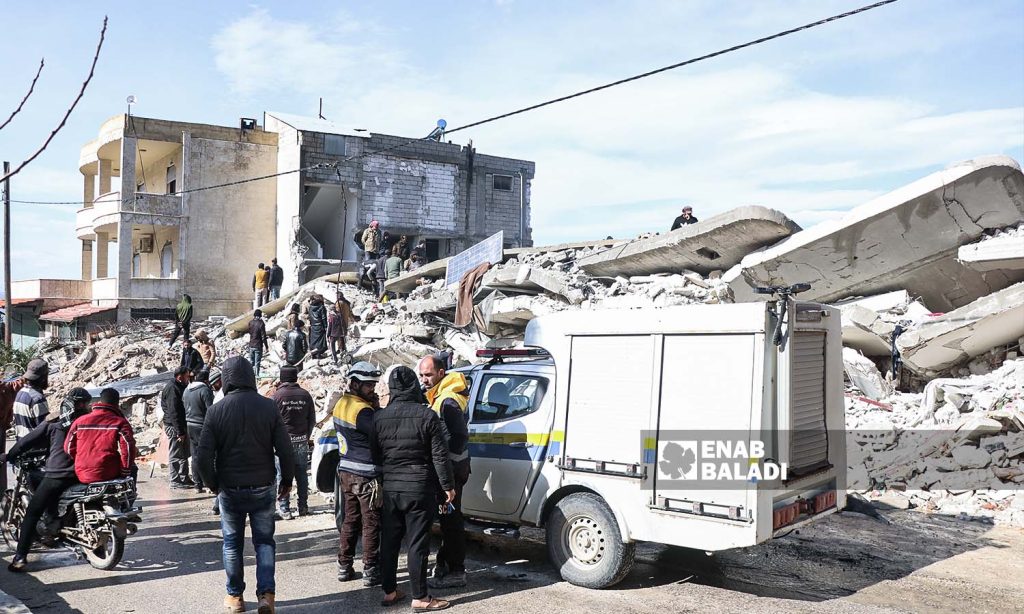 Rescue operation continues by local Civil Defense volunteers and civilians in northwestern Syria, trying to rescue the injured and recover the victims from under the rubble in Salqin following the earthquake - February 7, 2023 (Enab Baladi/Mohammad Nasan Dabel)