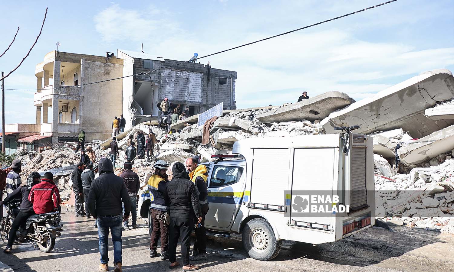 Rescue operation continues by local Civil Defense volunteers and civilians in northwestern Syria, trying to rescue the injured and recover the victims from under the rubble in Salqin following the earthquake - February 7, 2023 (Enab Baladi/Mohammad Nasan Dabel)