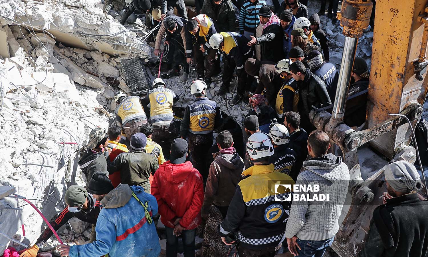 Volunteers and civilians in northwestern Syria, trying to rescue the injured and recover the victims from under the rubble in Salqin following the massive Feb-6th earthquake - February 7, 2023 (Enab Baladi/Mohammad Nasan Dabel)