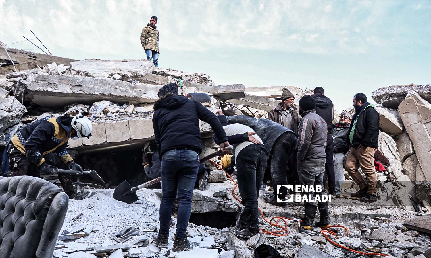 Volunteers try to rescue and lift survivors from under the rubble in Azmarin village following the earthquake that struck the northwestern Syrian region - February 7, 2023 (Enab Baladi/Mohammad Nasan Dabel)
