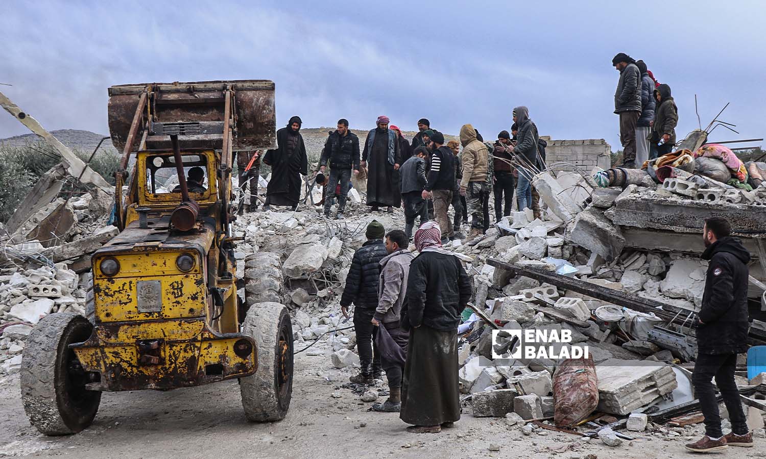 Volunteers try to rescue and lift victims out of the rubble in the Harem area following the devastating earthquake that hit northwestern Syria - 6 February 2023 (Enab Baladi/Mohammad Nasan Dabel)
