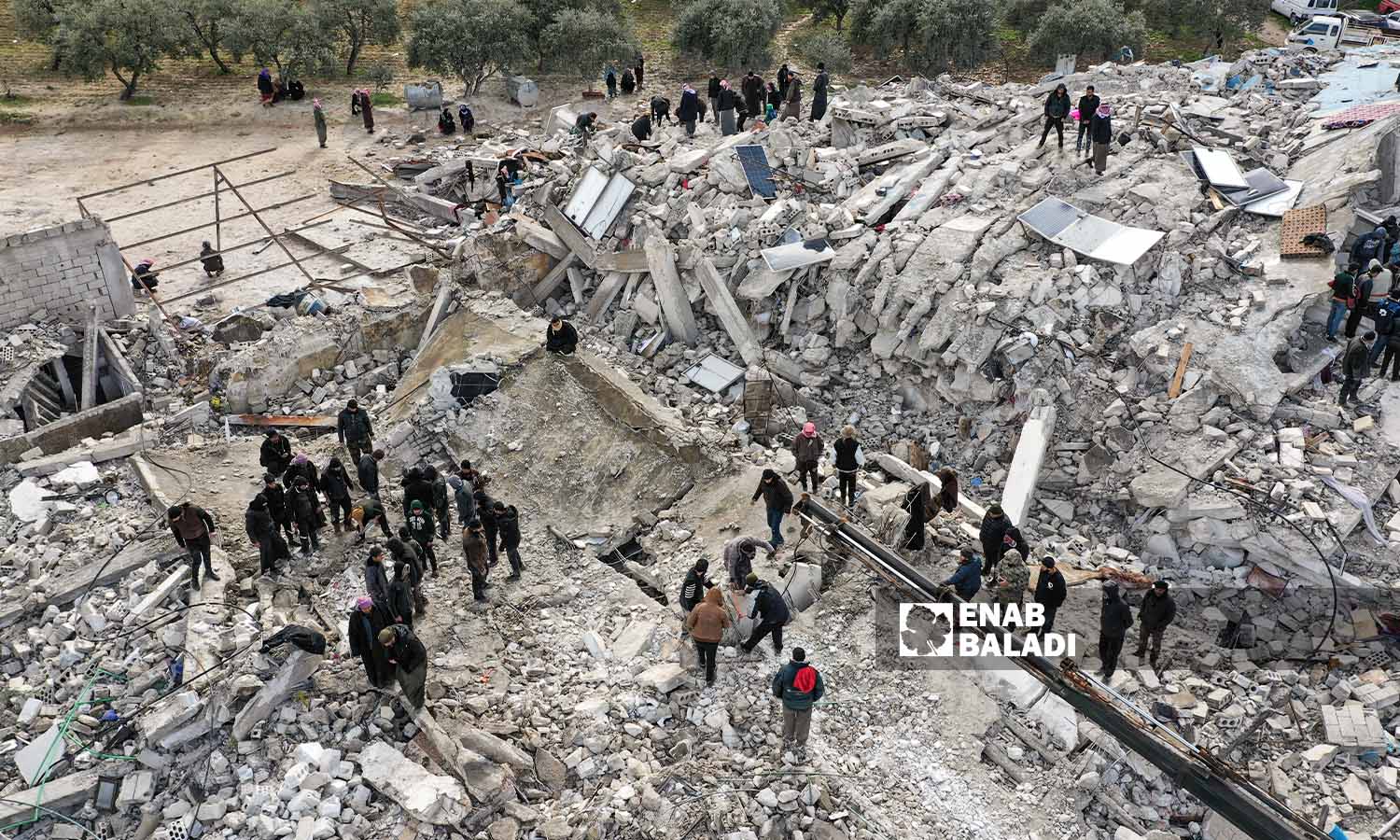 Volunteers attempting to rescue the victims from under the rubble in the Harem area following an earthquake in northwestern Syria - February 6, 2023 (Enab Baladi/Mohammad Nasan Dabel)