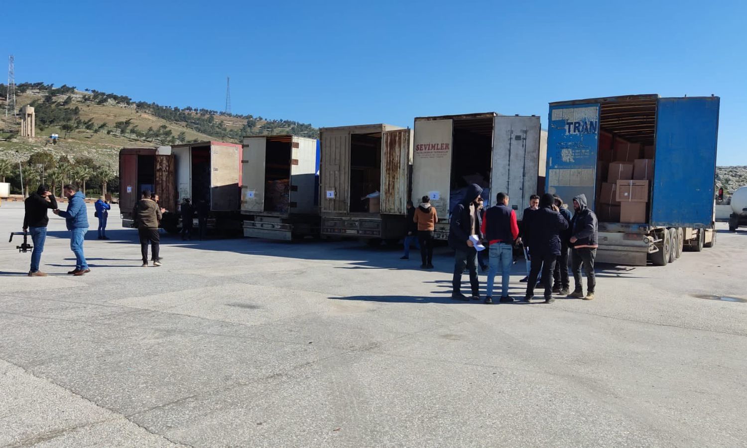 Six UN trucks carrying medical aid arrived at the Bab al-Hawa border crossing with Turkey - February 9, 2023 (Twitter/Milad Fadel)