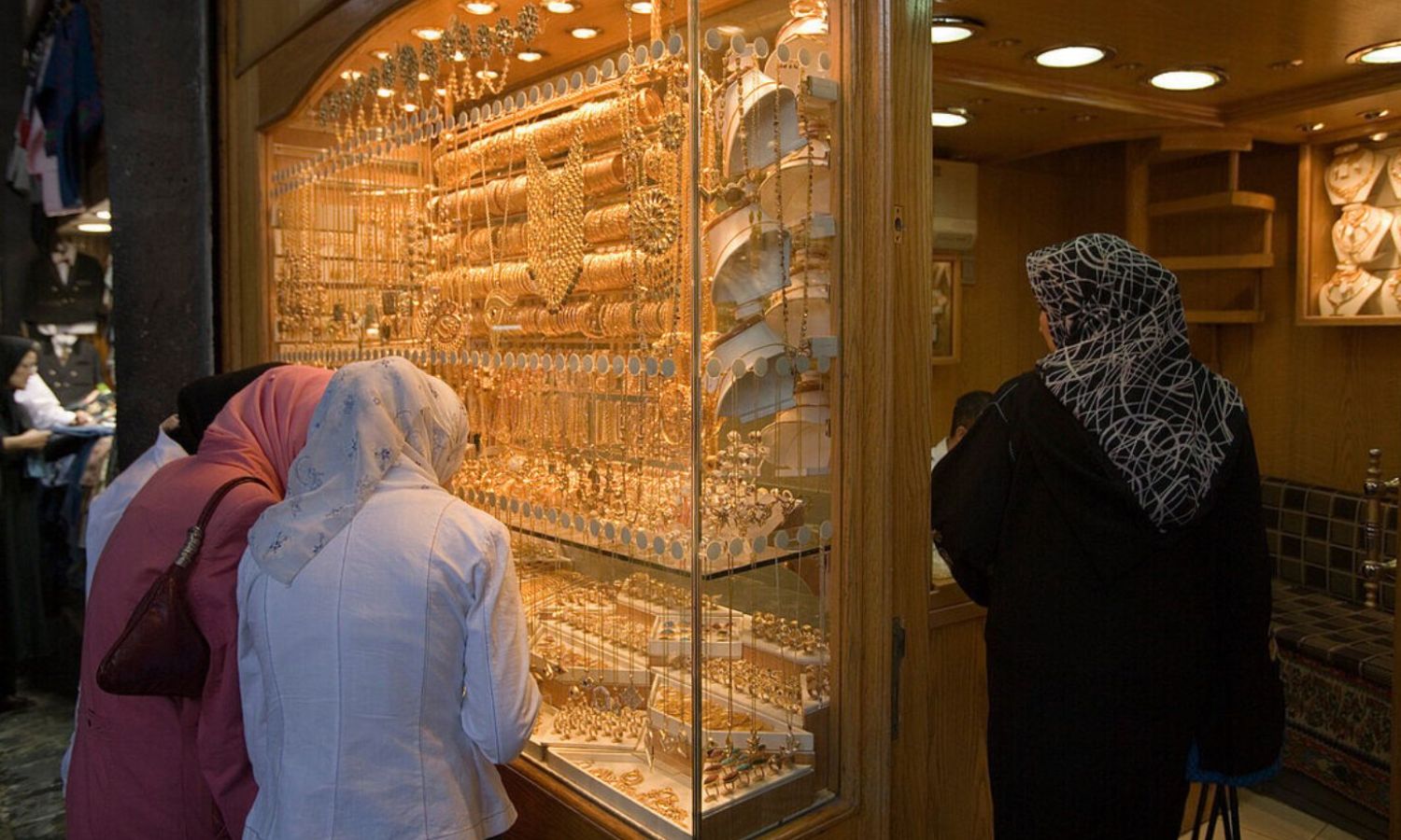 Women in front of a gold shop in the traditional al-Hamidiyah bazaar in Damascus (lookphotos)