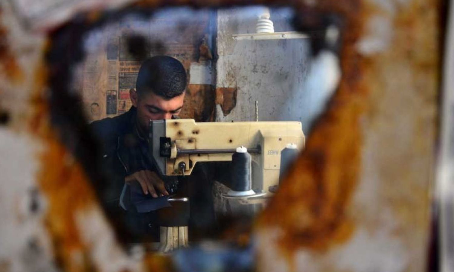 A Syrian refugee working in a textile factory in the Çağlayan district of Istanbul (Turkish Doğan News Agency)