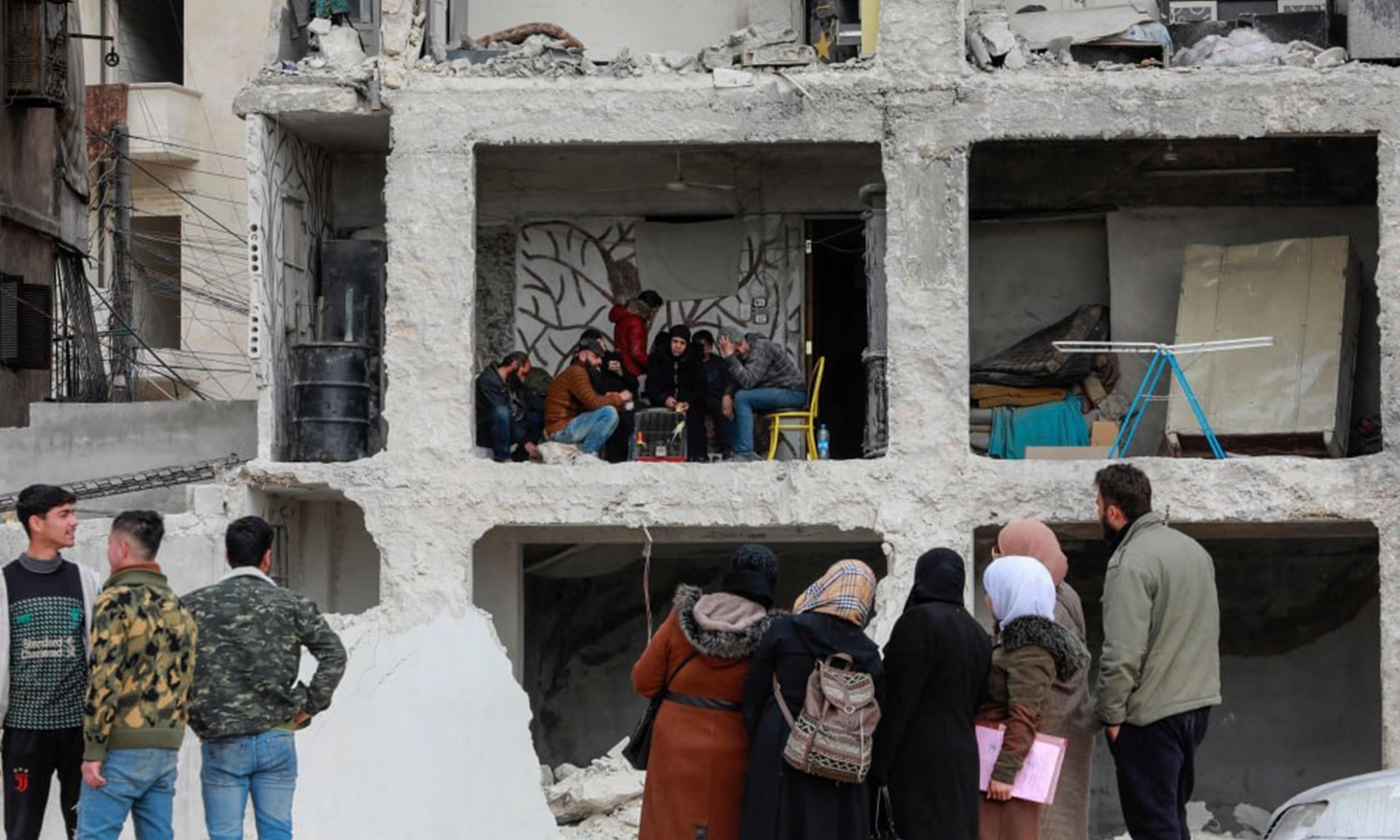 Survivors of the Syrian earthquake take shelter in destroyed houses in northern Aleppo city - February 22, 2023 (AFP)