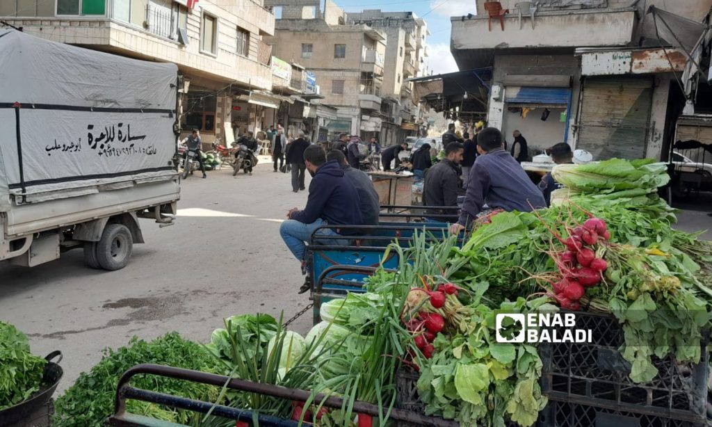 Daily workers waiting for a job opportunity in the main market of Idlib - March 24, 2023 (Enab Baladi/Anas al-Khouli)