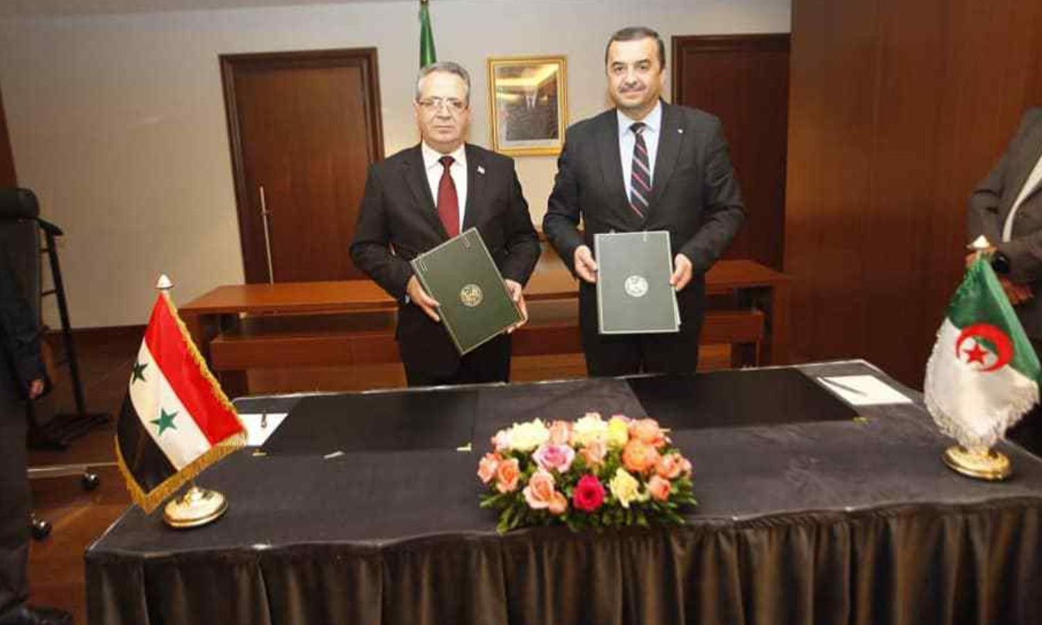 The Minister of Oil in the government of the Syrian regime, Firas Kaddour, and the Algerian Minister of Energy, Mohamed Arkab, during the signing of the minutes of talks between the two sides - April 27, 2023 (Facebook/Algeria’s Energy Ministry)