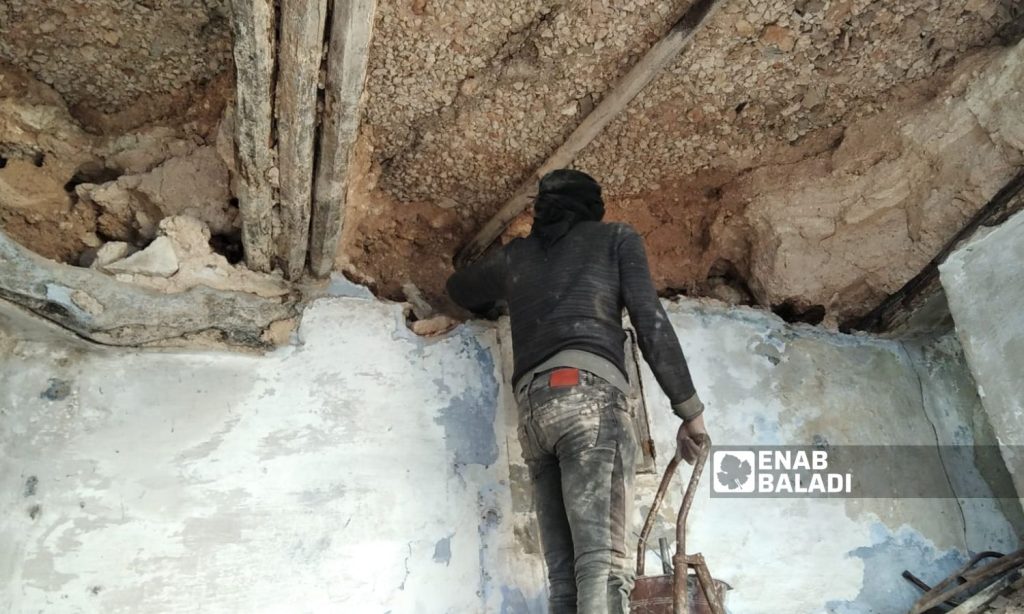 A displaced resident of the city of Idlib renovates a house he recently rented - June 9, 2023 (Enab Baladi/Anas al-Khouli)